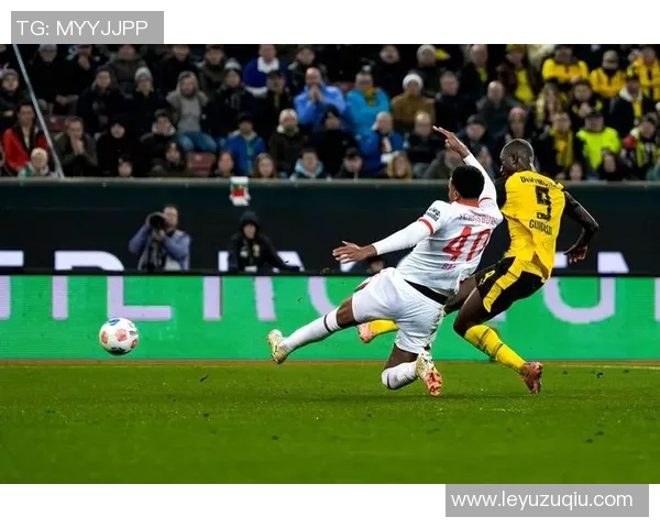 多特蒙德球迷抗议赛程不公导致与奥格斯堡比赛频繁中断